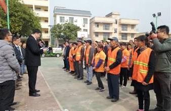 <a href='http://l1w.21baoguan.com'>买球app</a>钦州、宜宾公司节前慰问环卫工人